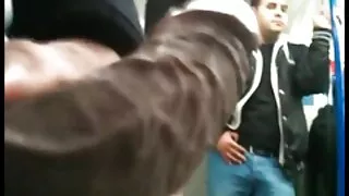 एक अमेरिकन युवतीले आफ्नो प्रेमीको गधालाई चाटेर आफुलाइ दिइन्