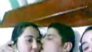 गोरा एक स्केटबोर्ड मा उनको छिमेकीलाई सवार र आफ्नो कुखुरा सवार