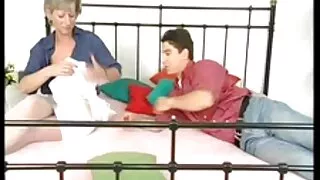 एक सुन्दर मान्छे सवारी रातो अधोवस्त्र र मोजा मा दुई बहिनीहरू