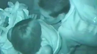 कालो प्यान्ट र निलो शर्ट मा एक मानिस एक केटी र प्रेज बिना उनको भावुक आमा गडबड