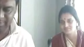पम्प कालो यार प्रदान आफ्नो विशाल मानिस ससेज लागि एक मौखिक खुशी प्रेमिका