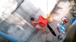 स्किन क्यापेली निलो कपाल आफै संग एक रबर कुखुरा स्नान मा