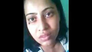 लाल कपाल केटी मा टैटू गडबड सौतेनी आमा
