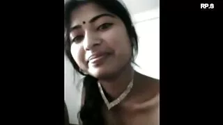 छात्रा आफ्नो खुट्टा फैलाउन र उनको मित्र एक मुंडा बिल्ली देखाए र यो चाट्न उनको बाध्य