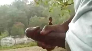 गोरा निष्क्रिय आउटडोर बेकारी र कुखुरा सवारी