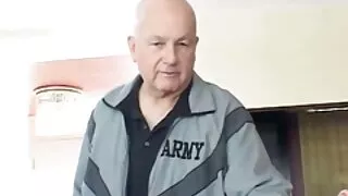 Sinn pulcino चिकीले चकलेट कुखुरा देखि बेतलबी कराउँदै उनको बिल्ली मा