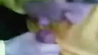 बस्ट स्लट स्लट उनको जाँघिया बन्द गरे र एक मानिस द्वारा गडबड