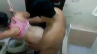 सुन्दरता संग ठूलो स्तन मा ठूलो कुखुरा को एक धनी मानिस