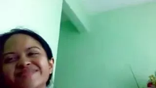एक सानो गधा मा पिगटेल संग एक केटी pooked गंजा मान्छे