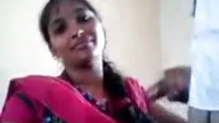 ओछ्यानमा एक मानिस कुखुरा संग एक जवान लार्वा मा देखिन्छ